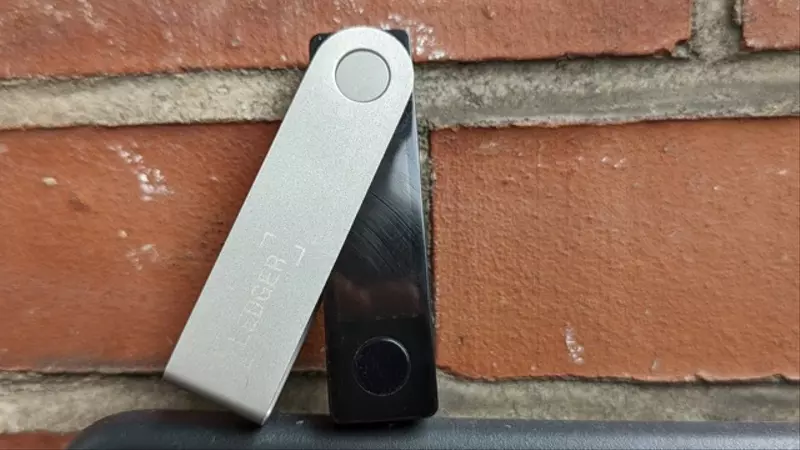 Ledger Nano X ausgeklappt