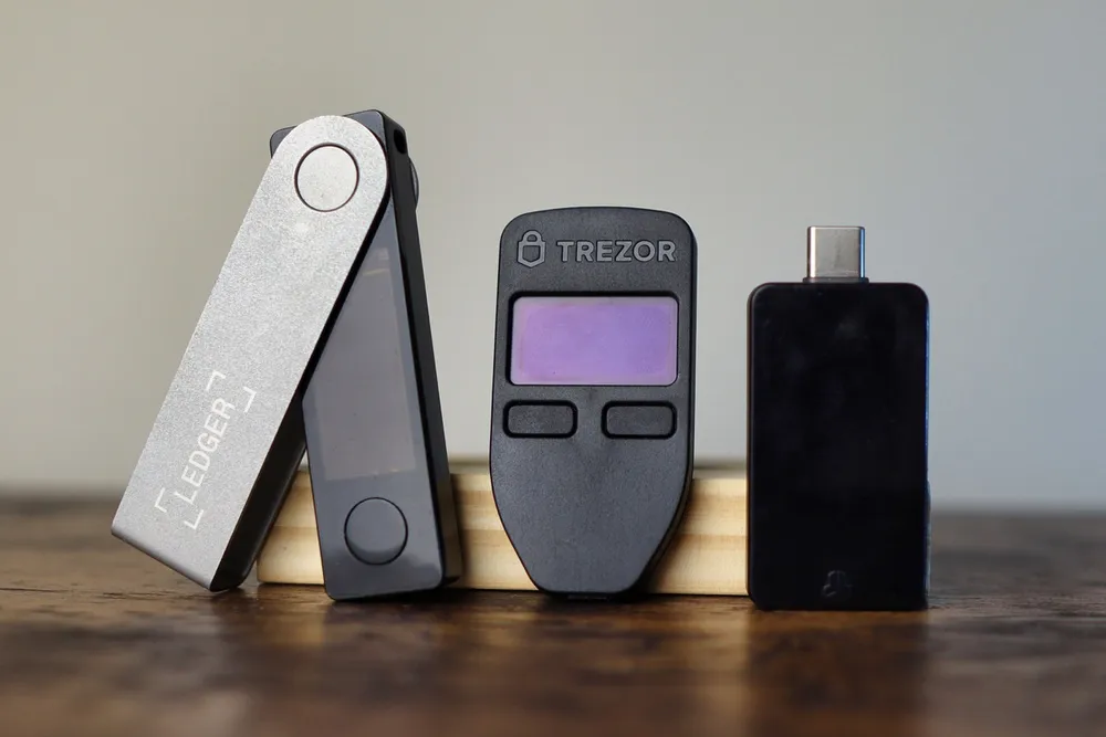 Bitbox02, Trezor und Ledger Nano Hardware Wallets Vergleich