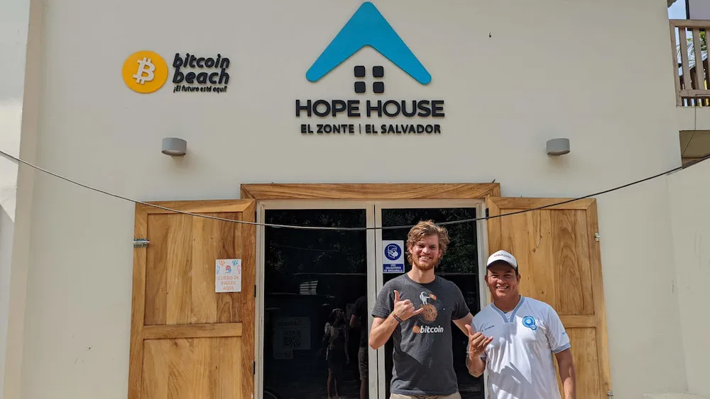 Marco Schneekluth und Jorge Valenzuela vor dem Bitcoin Hope House